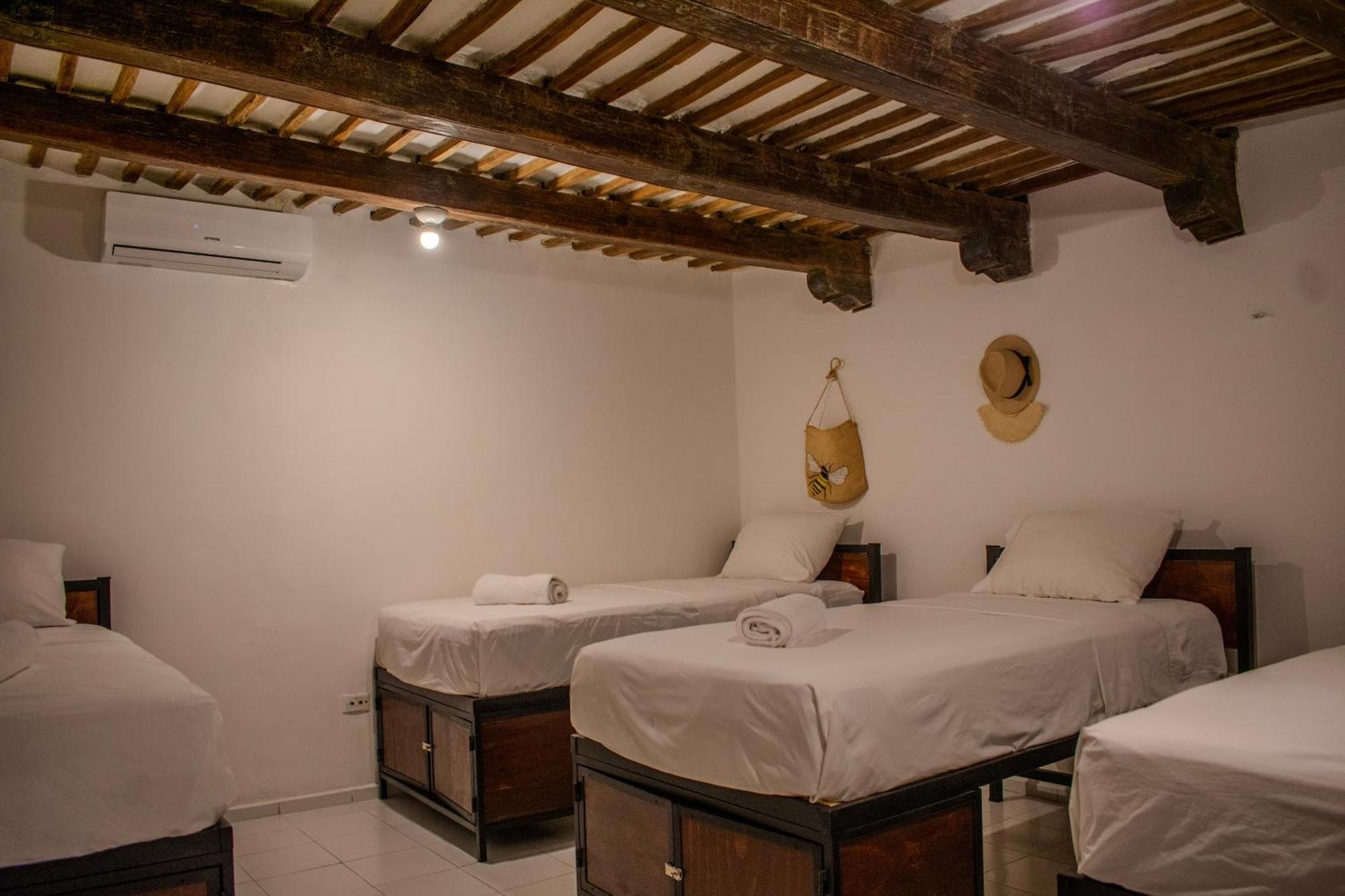 Cama individual en habitación compartida mixta